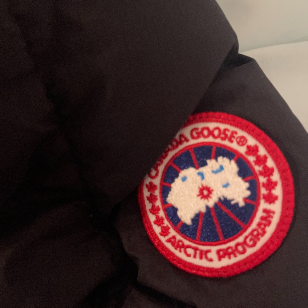 New without tag Canada goose puffer - Picture 9 of 9